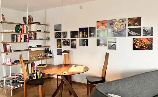 Abschließend hängt die Wechselausstellung perfekt im Wohnbereich.