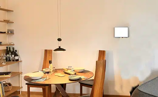 Ein A4 großes Buch als Maßstab für Ihre Bilderwand. 